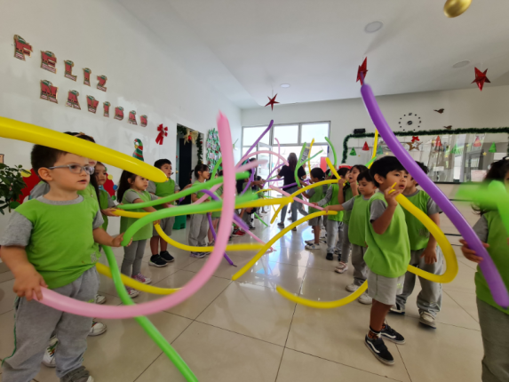 Jardín Infantil Hispano Británico despide con emoción a sus pequeños de Kínder en una ceremonia llena de símbolos y cariño