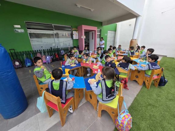 Jardín Infantil Hispano Británico rindió homenaje a las Glorias Navales con un nuevo desfile