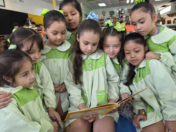 ¡Kínder descubre un mundo de aventuras en la biblioteca del Colegio Hispano Británico!